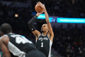 九游娱乐入口-外线失准！文班亚马16中6拿到16分16板 三分10中2&amp;罚球6中2
