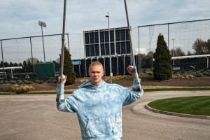 我会回来的哈兰德晒高举拐杖的照片，左脚穿着保护靴