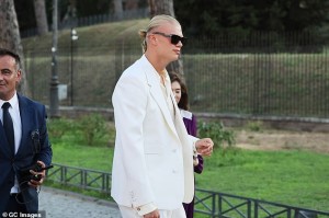 九游娱乐体育官网-😎这身如何？哈兰德参加罗马时装秀，身穿白色西装佩戴黑色墨镜