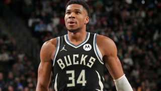 九游娱乐官方平台-狂砍43分难求一胜！雄鹿跌至倒一 字母心态何时崩？