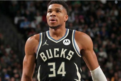 九游娱乐官方平台-狂砍43分难求一胜！雄鹿跌至倒一 字母心态何时崩？