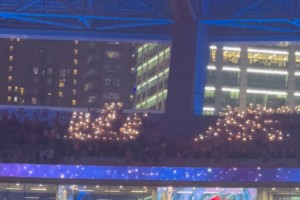 热情山东！远征客场，泰山球迷用闪光灯拼出“山东”二字支持球队