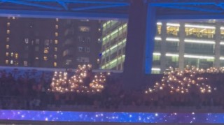 热情山东！远征客场，泰山球迷用闪光灯拼出“山东”二字支持球队